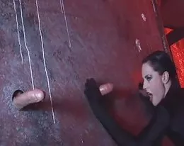 aliz deepthroats 三個巨大的公雞在 gloryhole