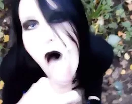 面部的哥特女孩