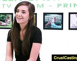 fetishnetwork gia 佩奇束縛鑄造在沙發上