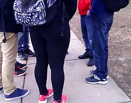 脂肪的拉丁青少年屁股在放學後的緊身衣!!!