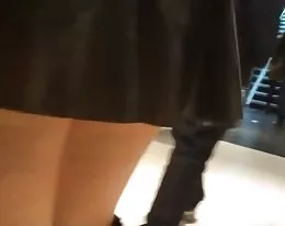 已經在乳膠裙子購物、 彎腰和閃爍