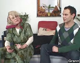 孤獨的 60 歲老奶奶高興一個陌生人