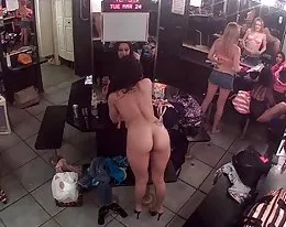 脫衣舞娘做頭髮和化妝