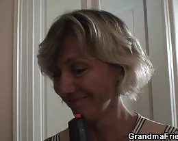 熱 3some 與奶奶和男孩青少年小偷