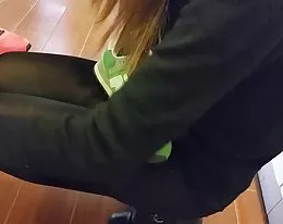 閃亮的黑色緊身褲的性感商店女孩